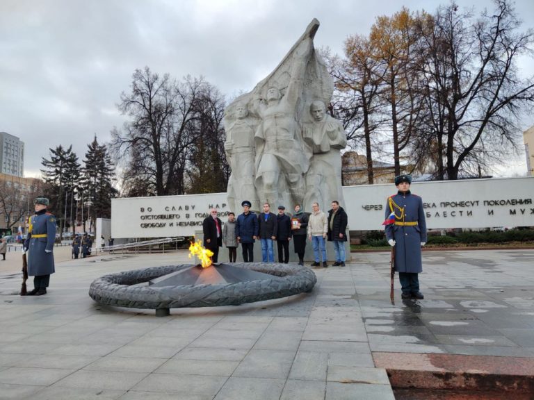 В рамках Всероссийской школьной энциклопедии «10 Великих битв 1941-1945 гг.» прошло возложение цветов у Мемориала «Вечный огонь» г. Рязань